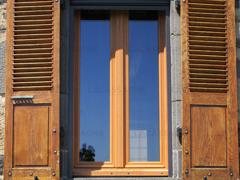 Menuiserie Lacassagne - La Boutique du Menuisier à Aurillac - Fenêtre Bois Castes
