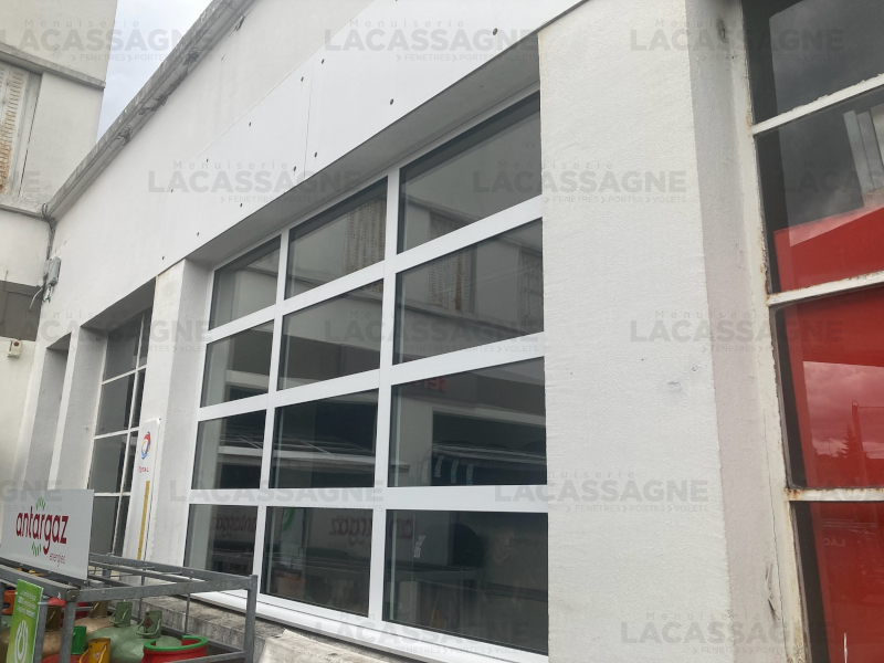 Menuiserie Lacassagne - La Boutique du Menuisier à Aurillac - Fenêtre Fixe Atelier Aluminium Blanc 9016 Castes