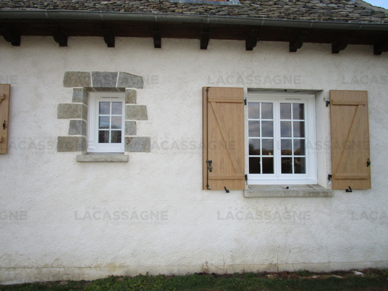 Menuiserie Lacassagne - La Boutique du Menuisier à Aurillac - Fenêtre Petits Bois Carreaux PVC Blanc 9016 Castes