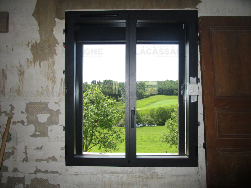 Menuiserie Lacassagne - La Boutique du Menuisier à Aurillac - Fenêtre Battant Aluminium Noir 2100 Castes
