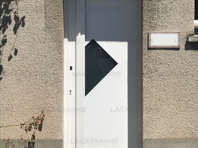 Menuiserie Lacassagne - La Boutique du Menuisier à Aurillac - Porte Entrée Elektro Blanche Motorisée Zilten