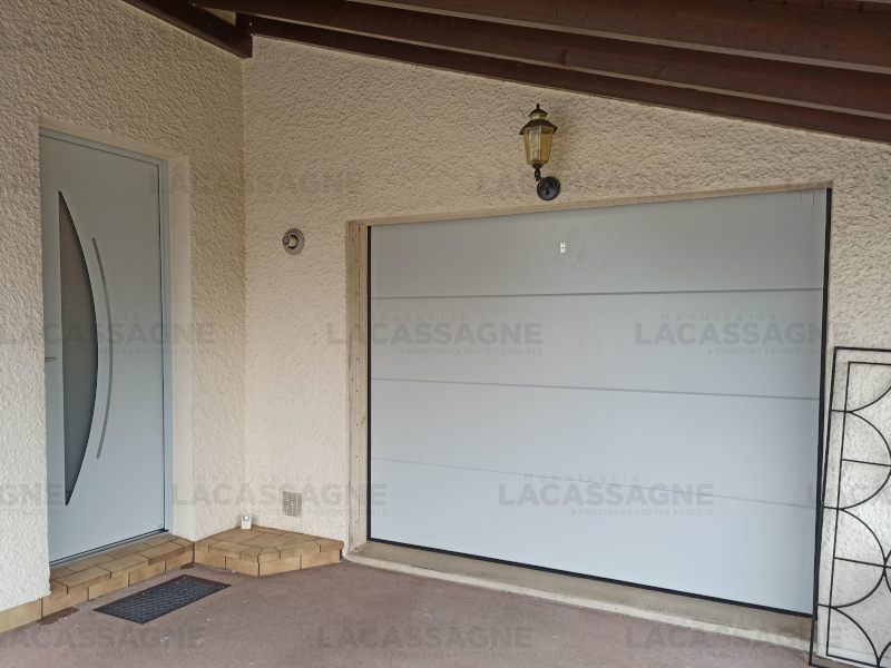 Menuiserie Lacassagne - La Boutique du Menuisier à Aurillac - Porte Entrée Aluminium Cytiss Garage Blanc 9016 Techpro Zilten