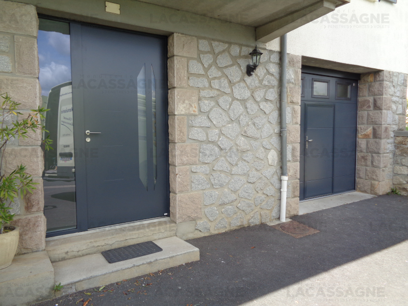 Menuiserie Lacassagne - La Boutique du Menuisier à Aurillac - Porte Entrée Aluminium Anthracite 7016 Idra Zilten