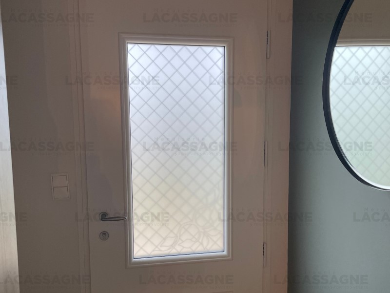 Menuiserie Lacassagne - La Boutique du Menuisier à Aurillac - Porte Entrée Elektro Blanche Motorisée Zilten