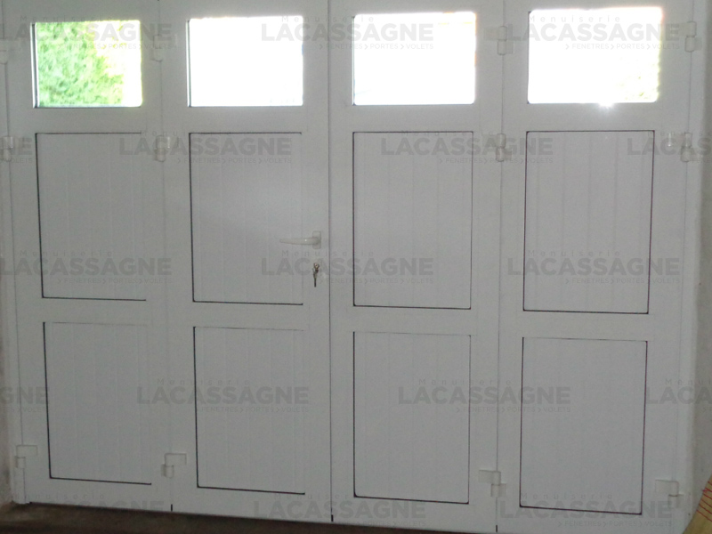 Menuiserie Lacassagne - La Boutique du Menuisier à Aurillac - Porte Garage Quatre Vantaux Battante PVC Aluminium Blanc Symbiosa Volets Thiebaut