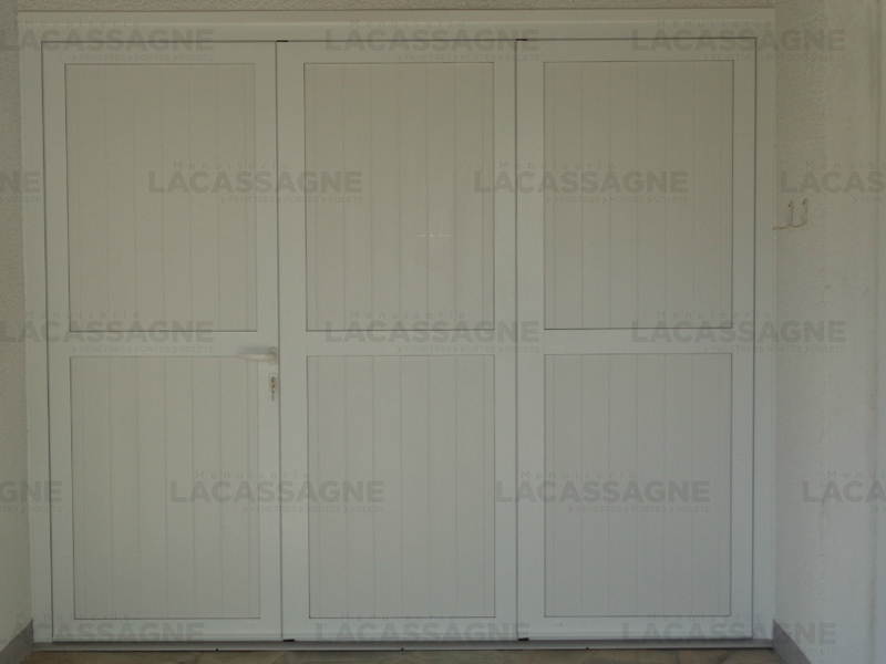 Menuiserie Lacassagne - La Boutique du Menuisier à Aurillac - Porte Garage Trois Vantaux Battante PVC Aluminium Blanc Symbiosa Volets Thiebaut
