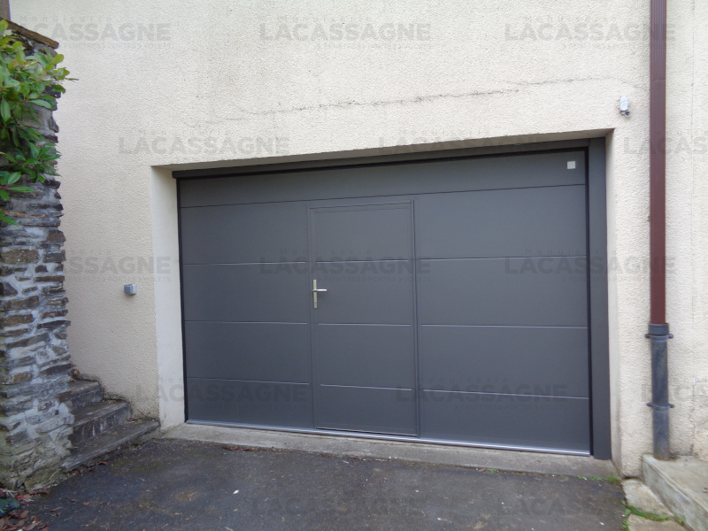 Menuiserie Lacassagne - La Boutique du Menuisier à Aurillac - Porte Garage Sectionnelle Plafond Portillon Noir 2100 Somfy Techpro