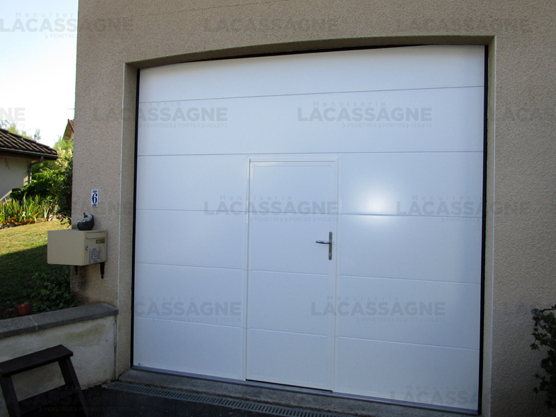 Menuiserie Lacassagne - La Boutique du Menuisier à Aurillac - Porte Garage Sectionnelle Plafond Portillon Cintrée Blanc 9016 Somfy Techpro