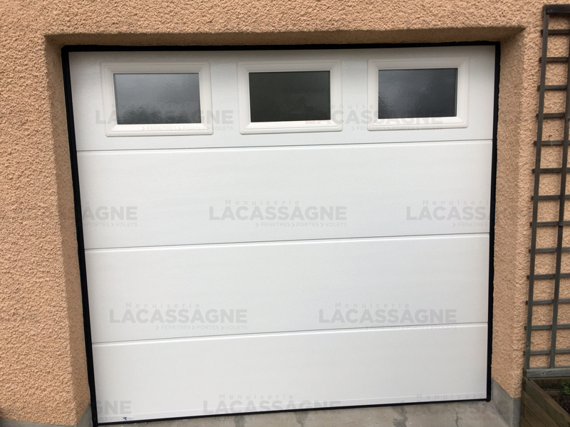 Menuiserie Lacassagne - La Boutique du Menuisier à Aurillac - Porte Garage Sectionnelle Plafond Hublot Blanc 9016 Somfy Techpro