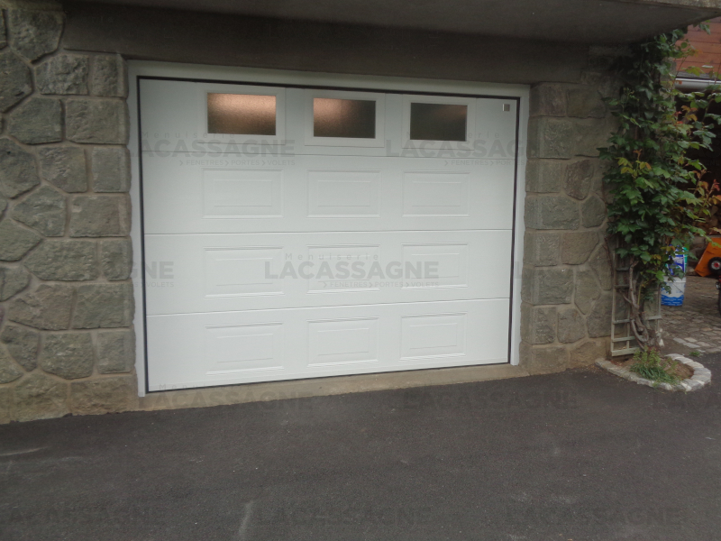 Menuiserie Lacassagne - La Boutique du Menuisier à Aurillac - Porte Garage Sectionnelle Plafond Cassette Hublot Blanc 9016 Veine Techpro
