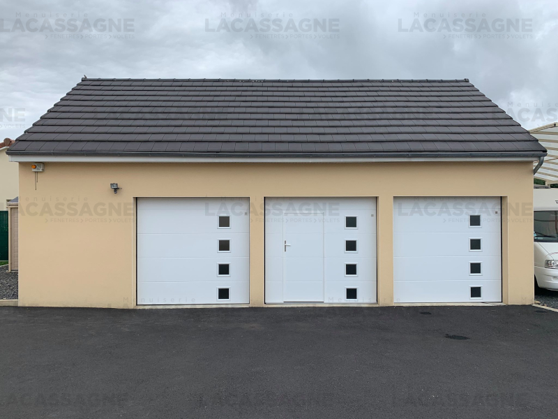 Menuiserie Lacassagne - La Boutique du Menuisier à Aurillac - Porte Garage Sectionnelle Plafond Hublot Carré Portillon Blanc 9016 Somfy Techpro