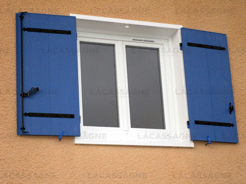 Menuiserie Lacassagne - La Boutique du Menuisier à Aurillac - Volet Battant Pegase Bleu 5023 Sothoferm