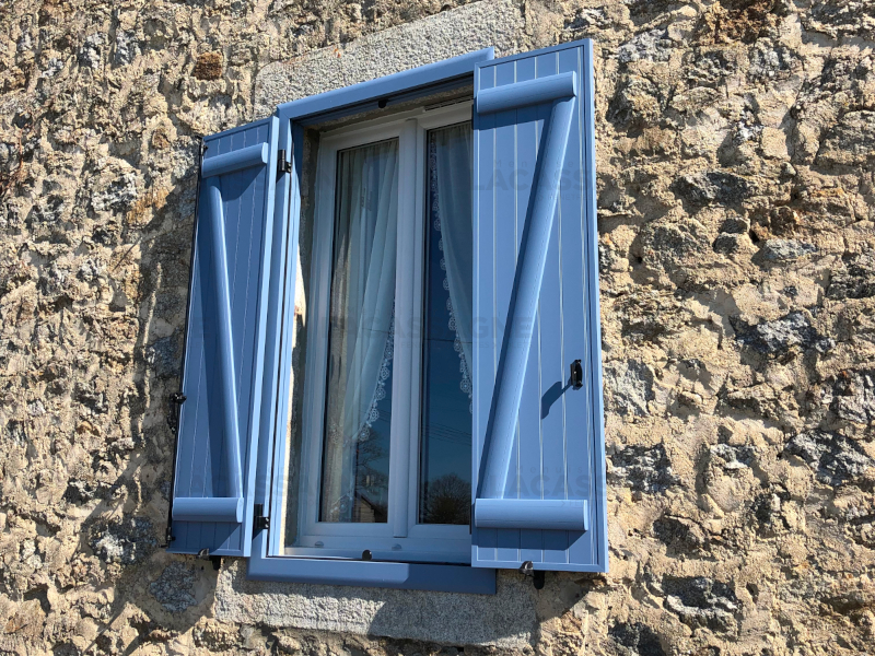 Menuiserie Lacassagne - La Boutique du Menuisier à Aurillac - Volet Battant Precadre Barre Echarpe Bleu 5014 Design Conception